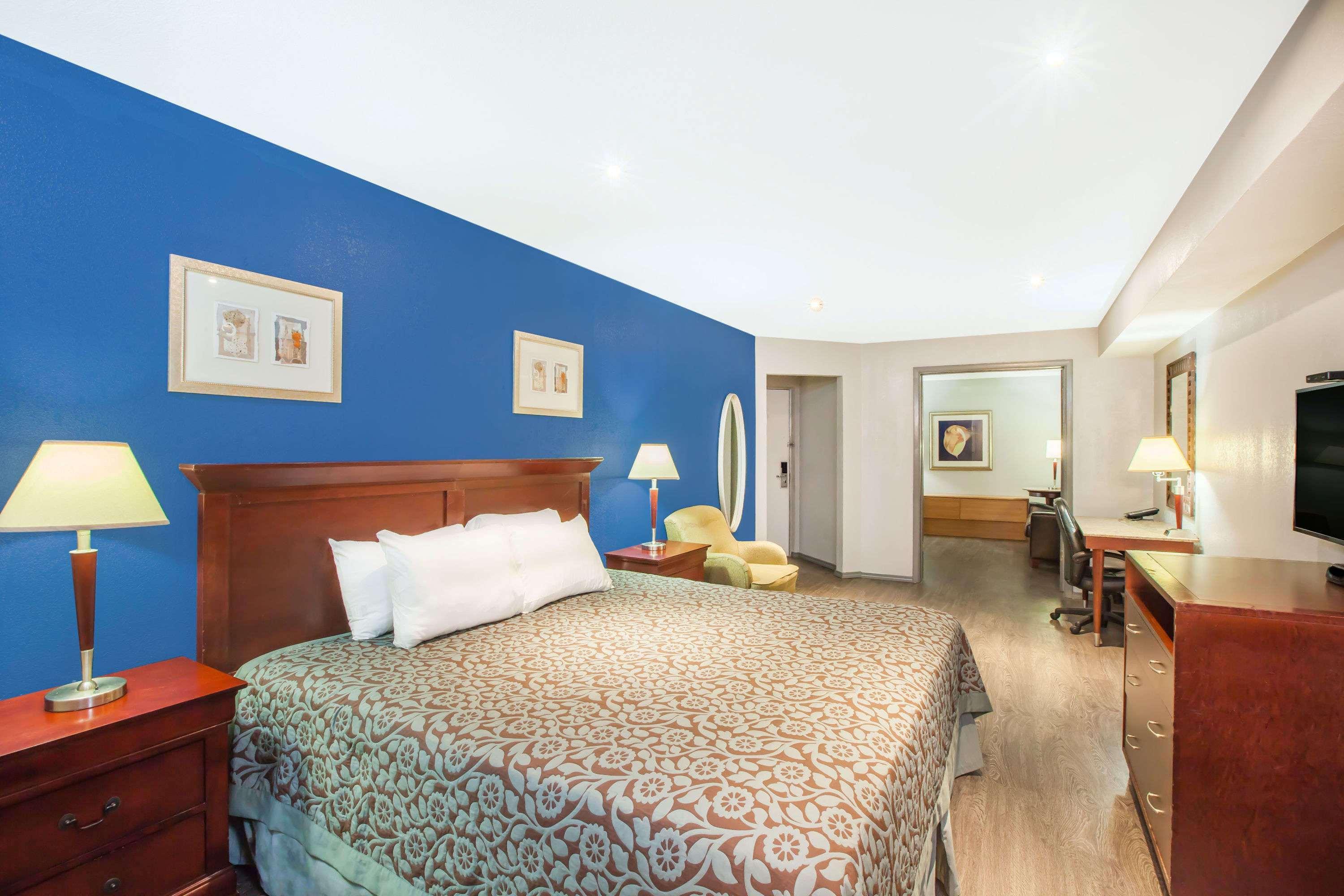 Days Inn By Wyndham San Antonio Alamo/Riverwalk Exterior photo