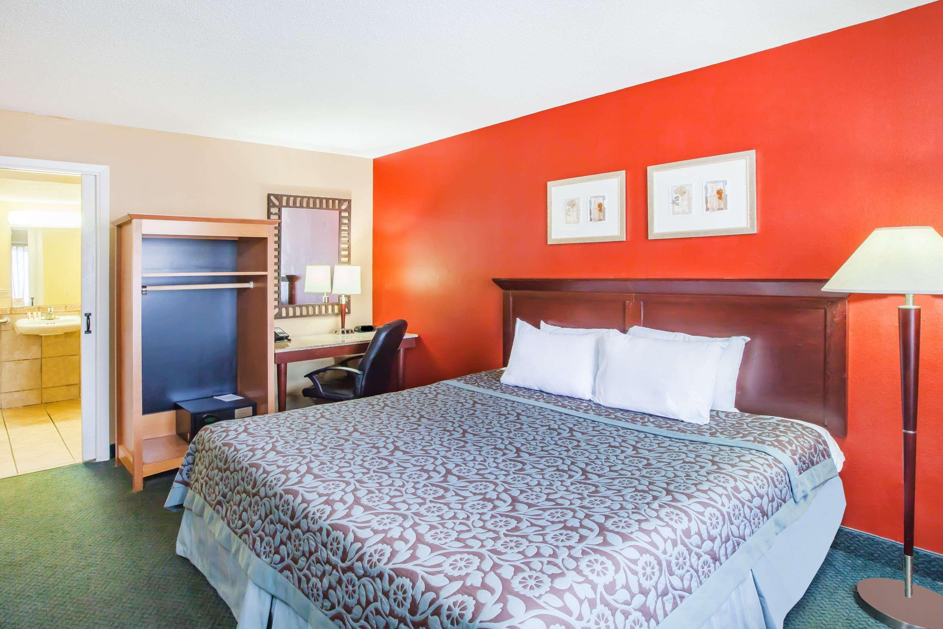 Days Inn By Wyndham San Antonio Alamo/Riverwalk Exterior photo
